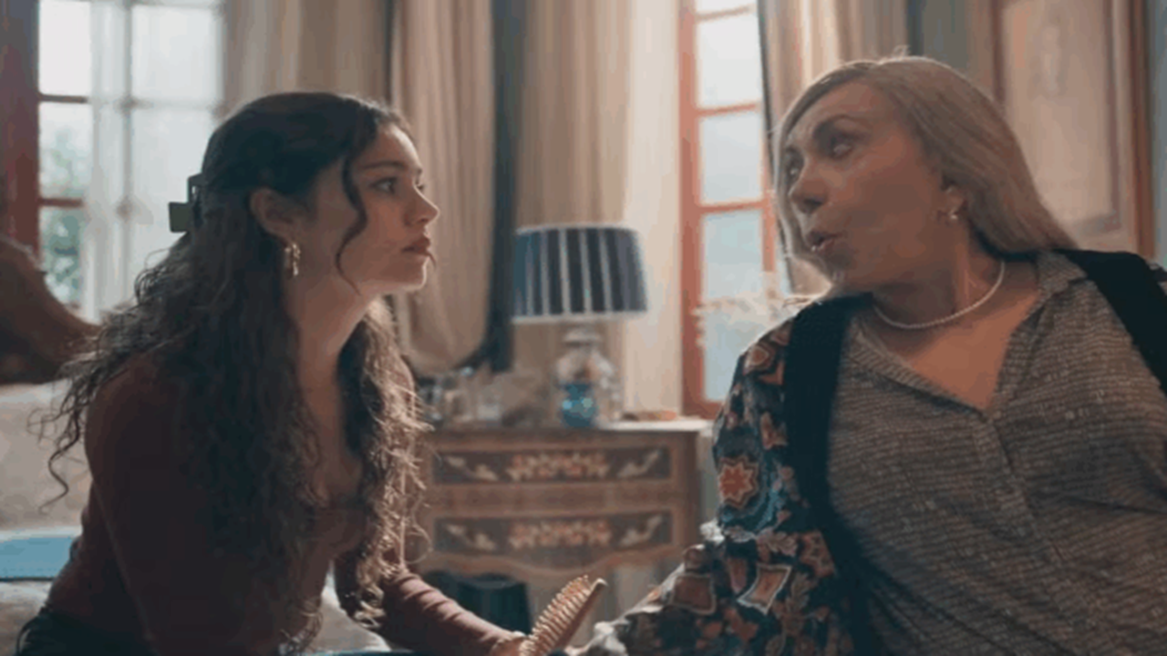 Gerluce conversa com mulher em quarto iluminado por luz natural em cena de Três Graças