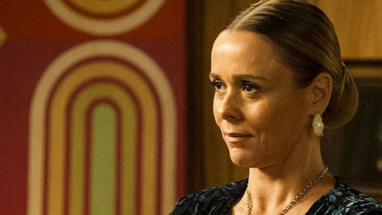 Mulher com cabelo preso observa atentamente em cena