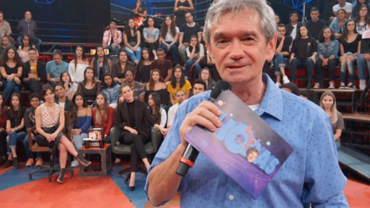 Foto do apresentador Serginho Groisman no estúdio do Altas Horas
