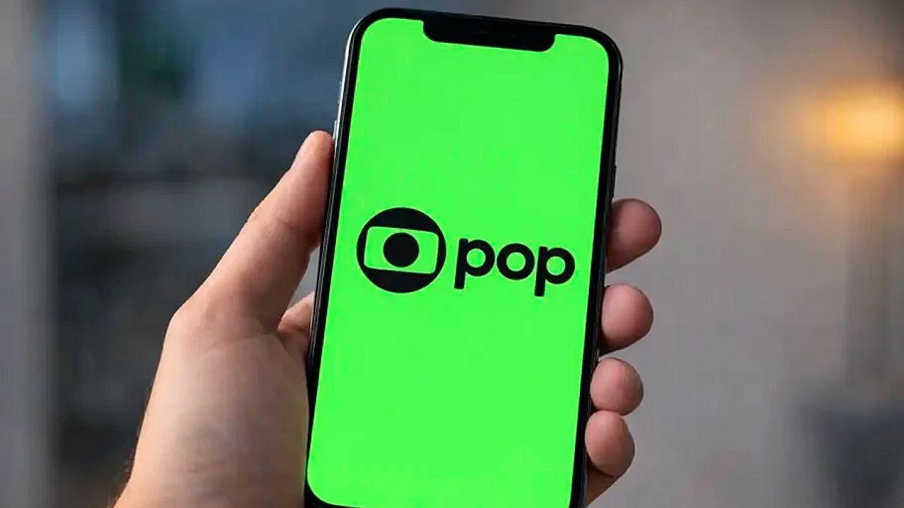 Celular exibe logotipo do Globoplay com fundo verde sendo segurado na mão