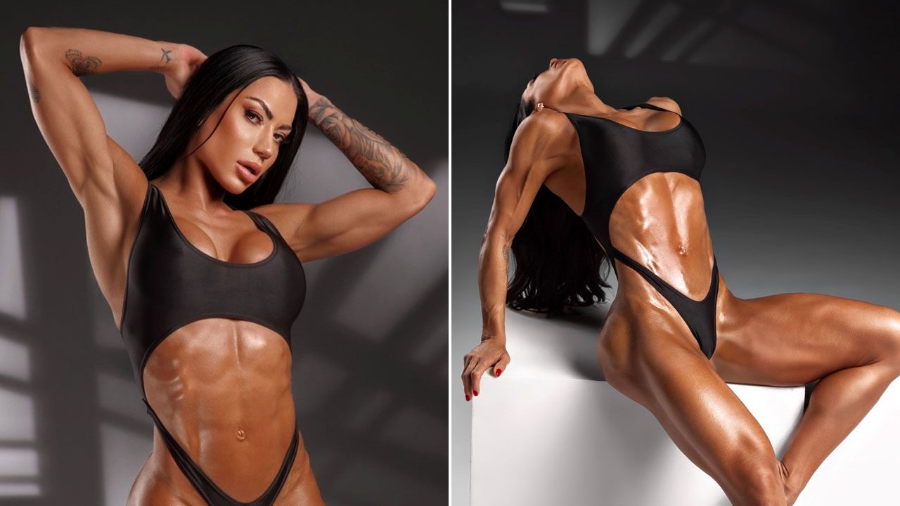 Montagem de fotos da fisiculturista Graciella Carvalho em poses sensuais com maiô preto cavado e barriga tanquinho em estúdio