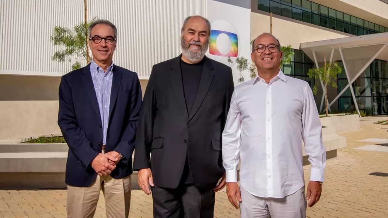 João Roberto, José Roberto e Roberto Irineu Marinho posam em frente à sede da Globo no Rio de Janeiro