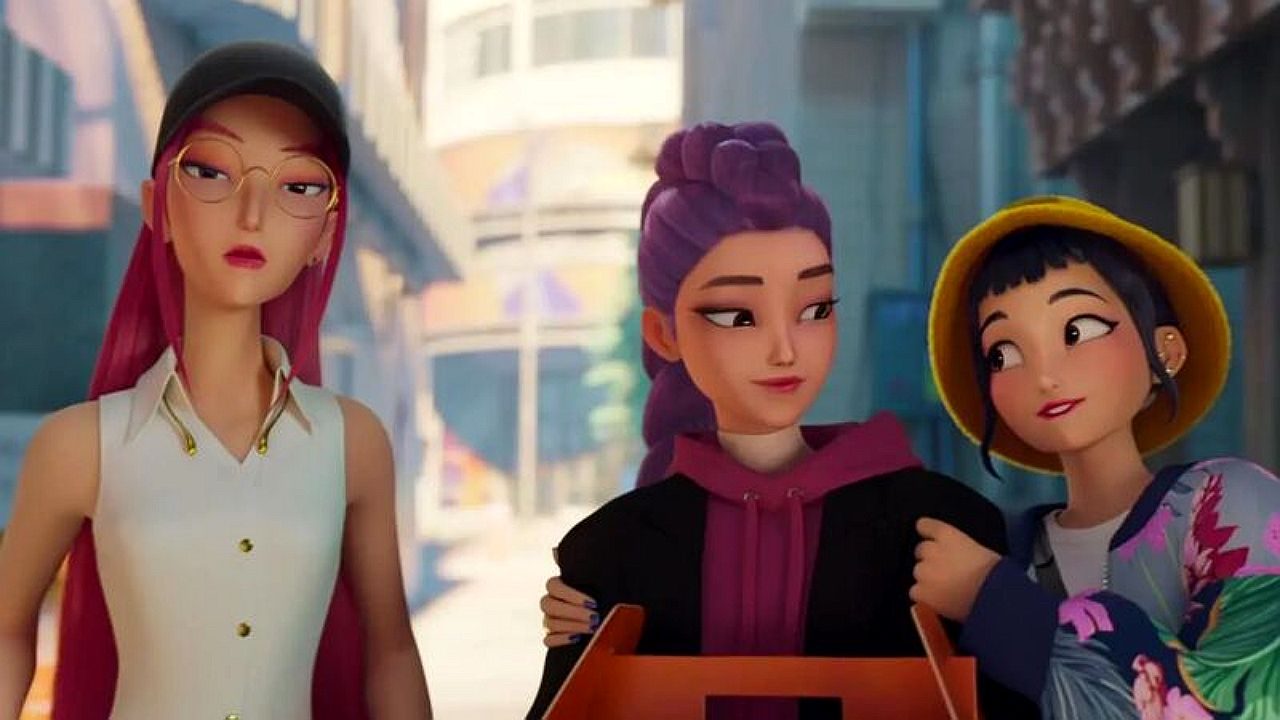 Três personagens animadas caminham juntas por rua da cidade em cena de filme de animação