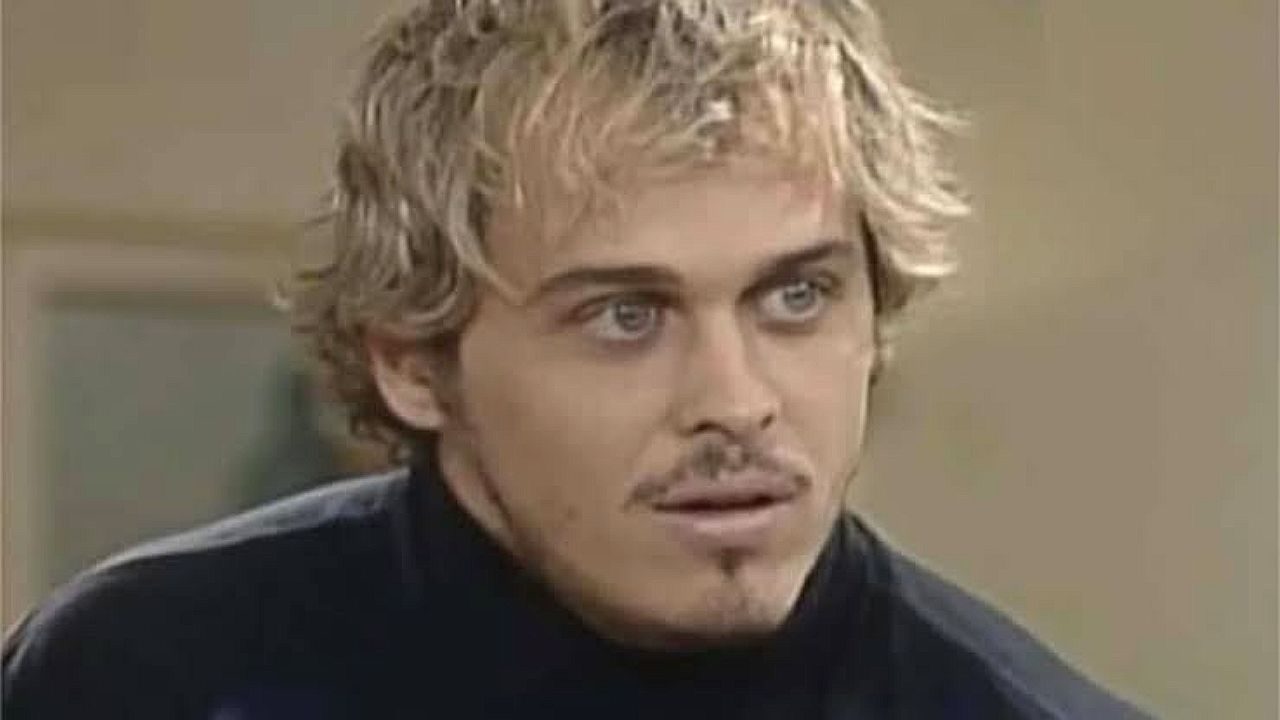 Guilherme Fontes com cabelo descolorido e cavanhaque em cena de novela da TV Globo