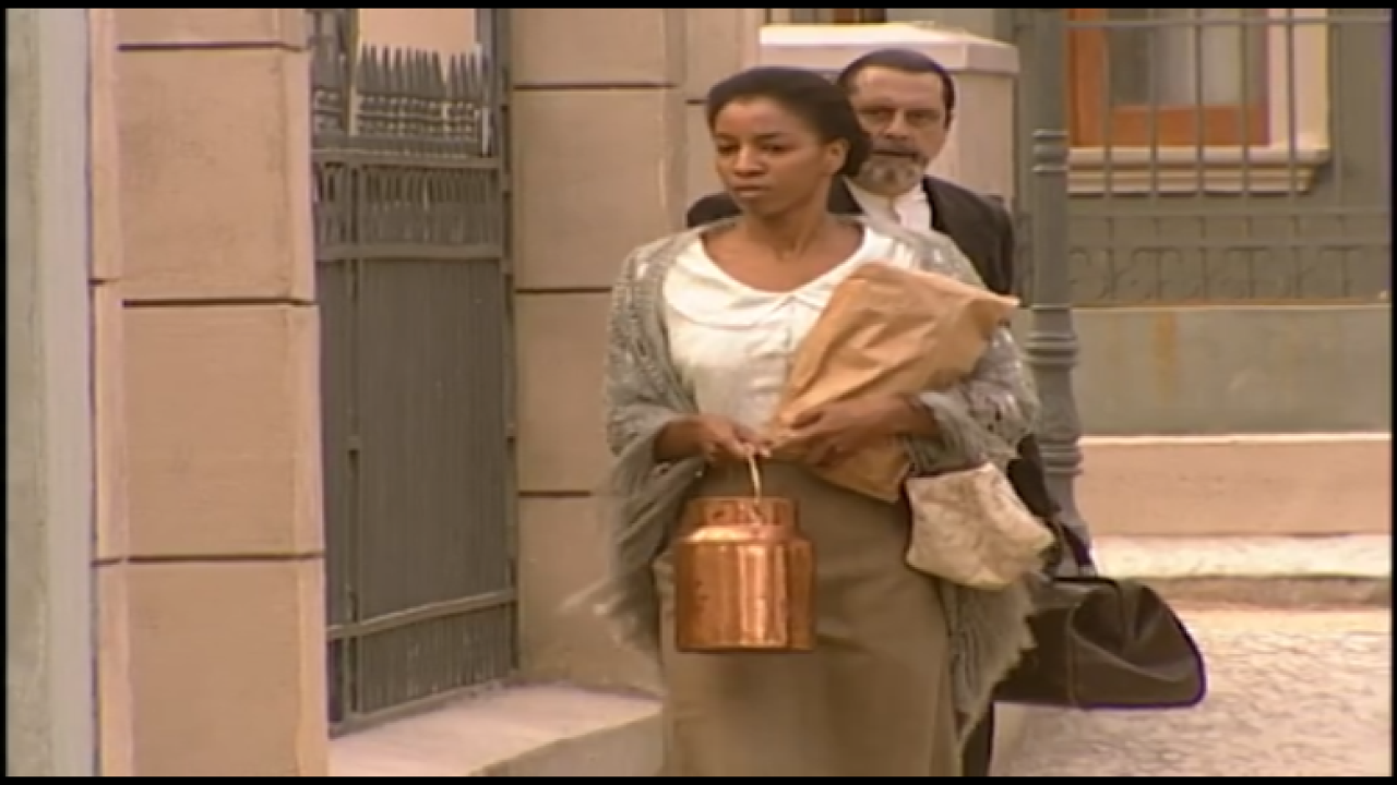 Gumercindo reconhece Naná e a moça sai correndo assustada em Terra Nostra