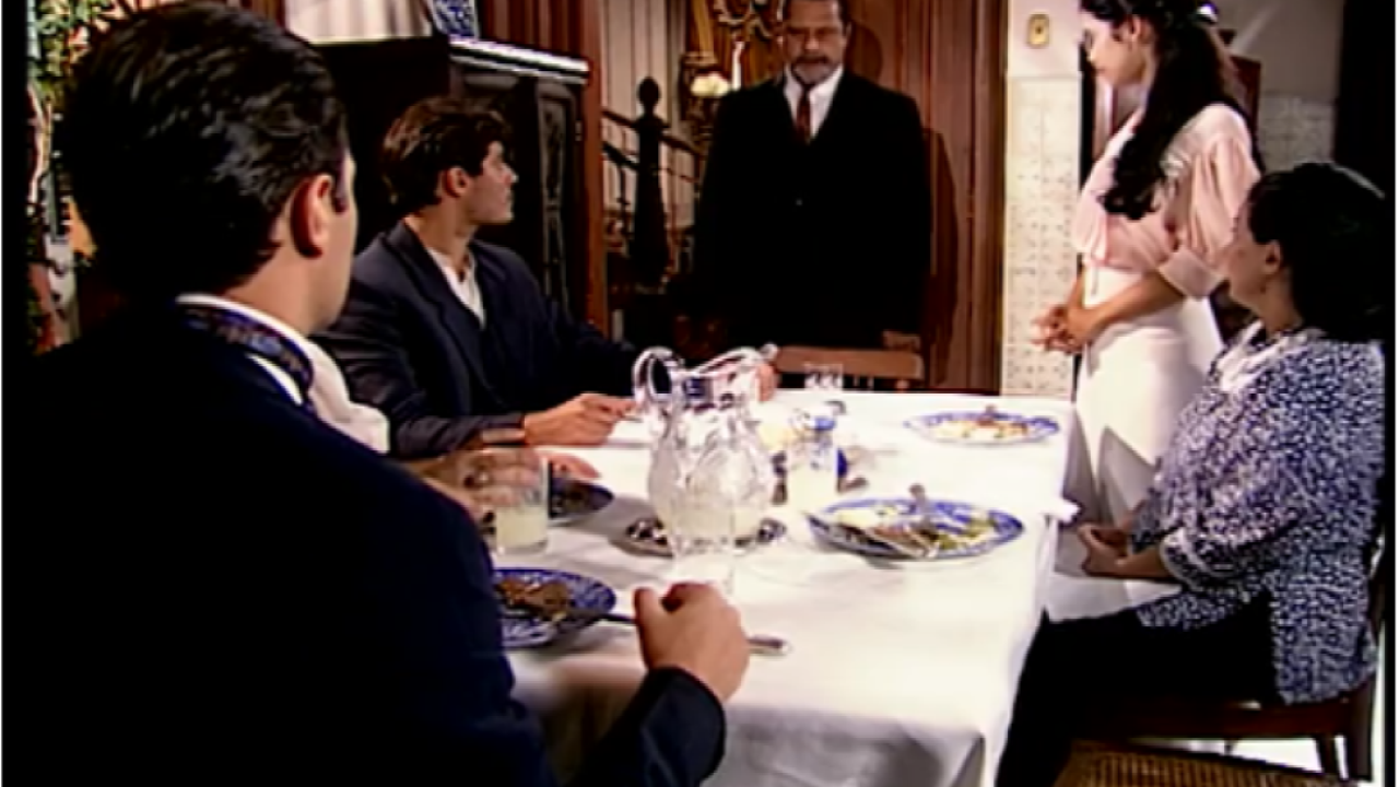 Gumercindo senta para almoçar com Matteo em Terra Nostra