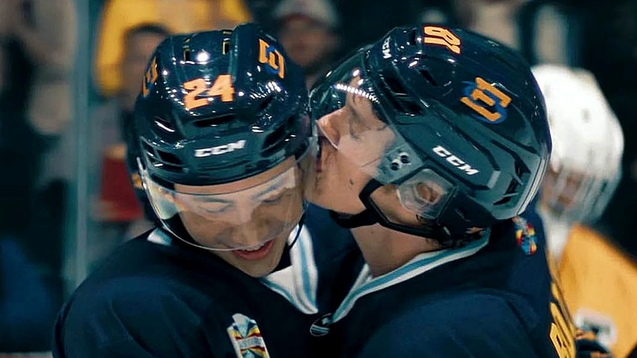 Jogadores de hóquei se abraçam no gelo em cena da série Heated Rivalry durante comemoração de partida