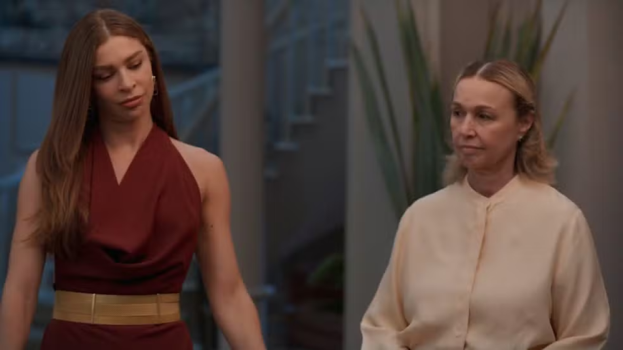 Helga ajuda Arminda em seu plano contra Joélly em Três Graças