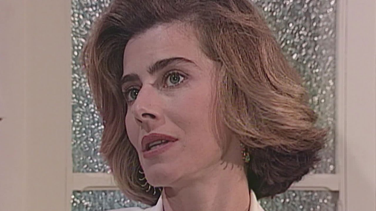 Maitê Proença com expressão séria como Heloísa em cena da novela Cara e Coroa