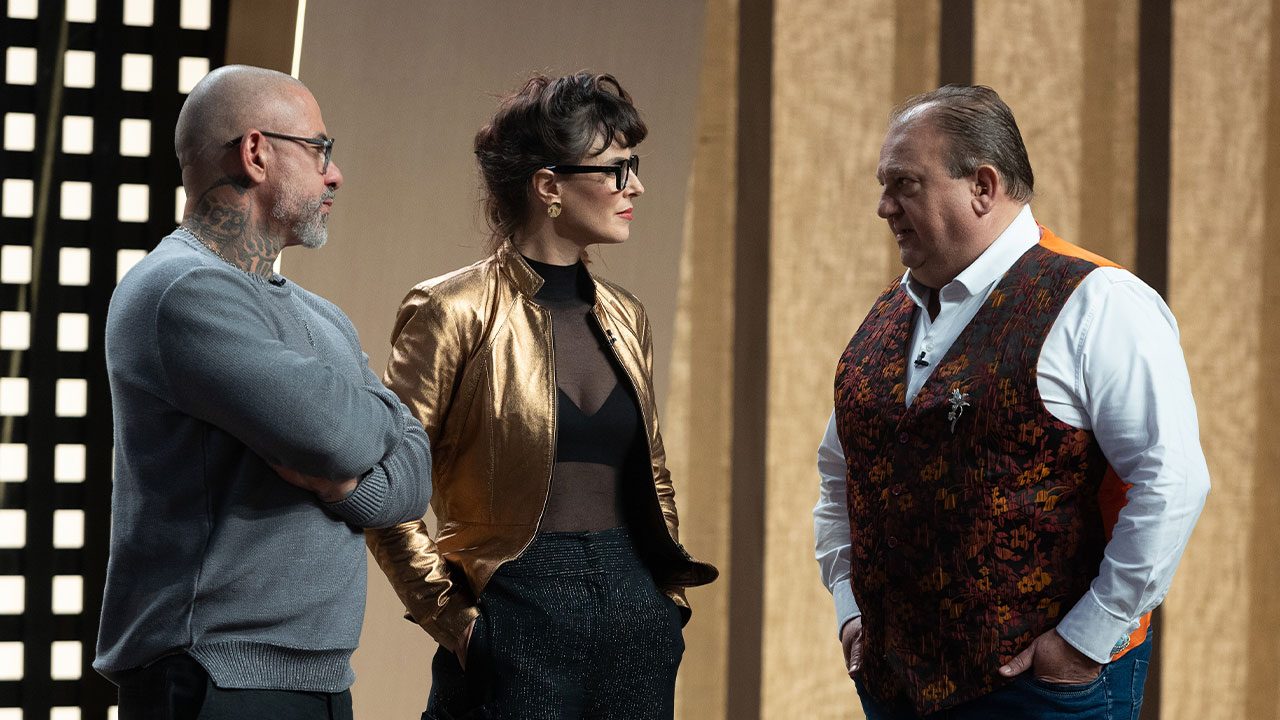 Henrique Fogaça, Helena Rizzo e Erick Jacquin conversam no estúdio do MasterChef Brasil