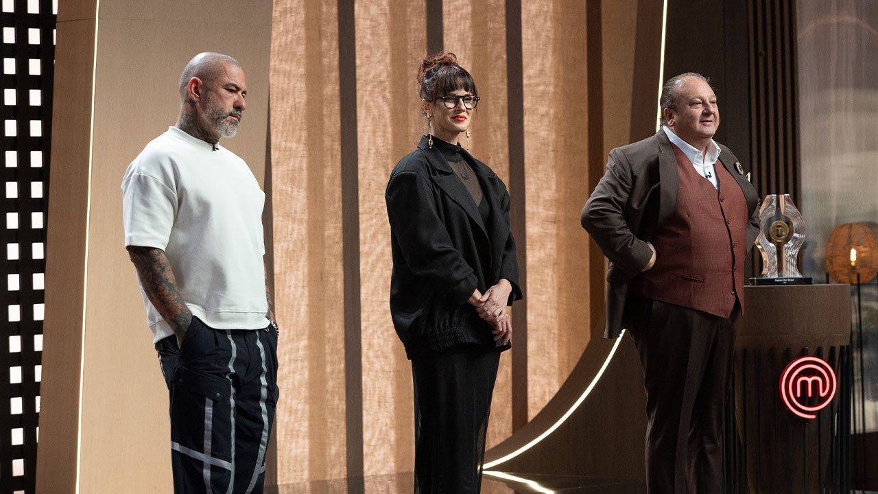 Henrique Fogaça, Helena Rizzo e Erick Jacquin em estúdio do MasterChef, posicionados lado a lado