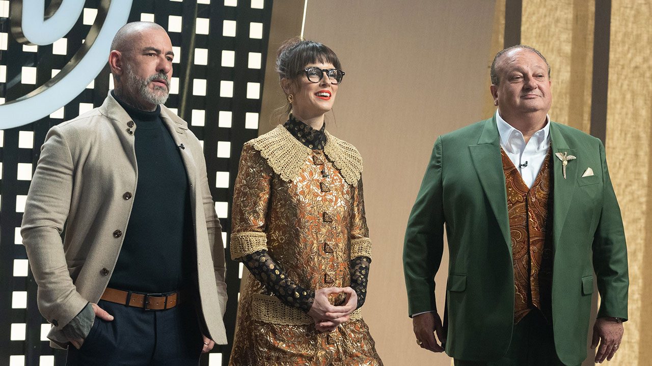 Henrique Fogaça, Helena Rizzo e Erick Jacquin, jurados do MasterChef Brasil, posam no estúdio do reality culinário da Band