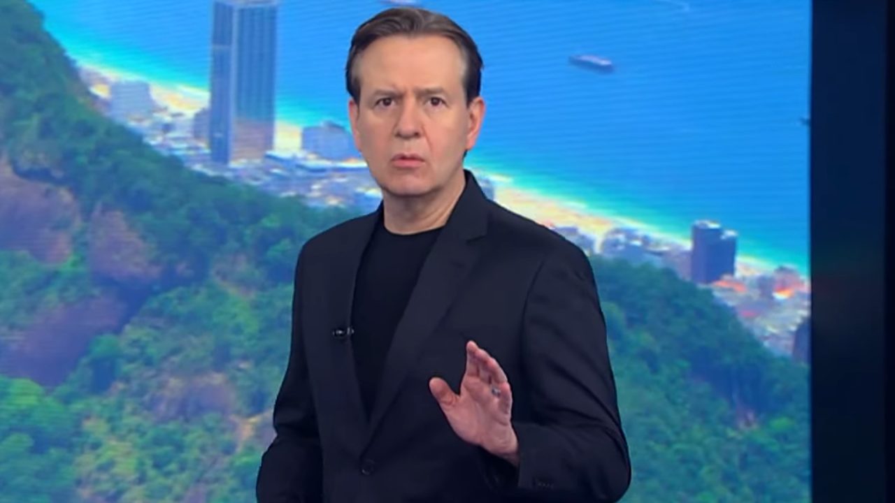 Foto do apresentador Celso Zucatelli no estúdio do Hoje em Dia