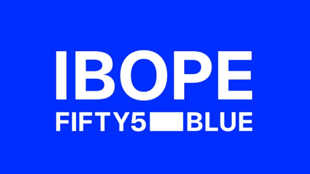 Imagem com fundo azul intenso exibe o texto “IBOPE” em letras grandes e brancas. Abaixo, em fonte menor, aparece a inscrição “FIFTY5 BLUE”, também em branco, centralizada na tela.