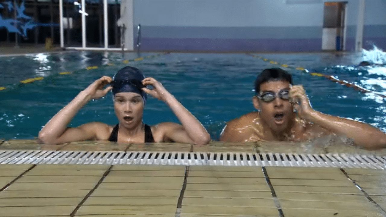 Halley disfarçado de aluno faz amizade com Lara em A Favorita