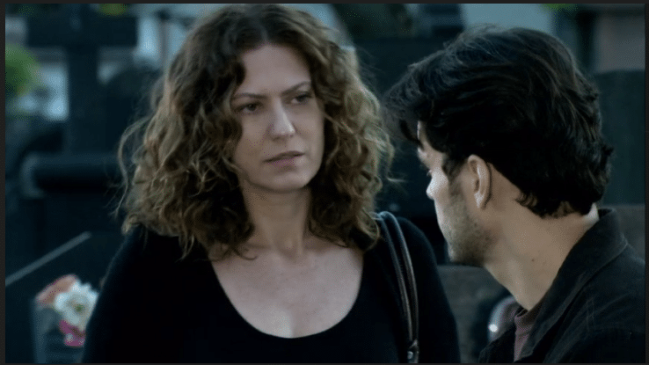 Flora tenta consolar Zé Bob no cemitério em A Favorita