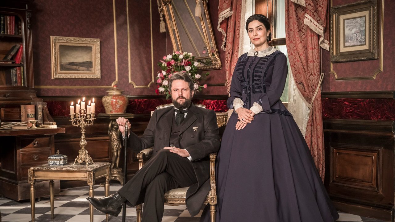 Dom Pedro II (Selton Mello) e Teresa Cristina (Leticia Sabatella) em Nos Tempos do Imperador, próxima novela das seis da Globo em produção (foto: Globo/João Miguel Júnior)