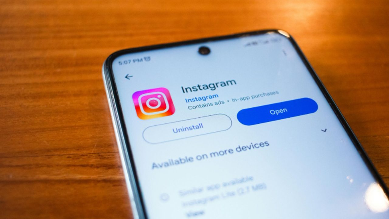 Foto de celular fazendo download do aplicativo Instagram
