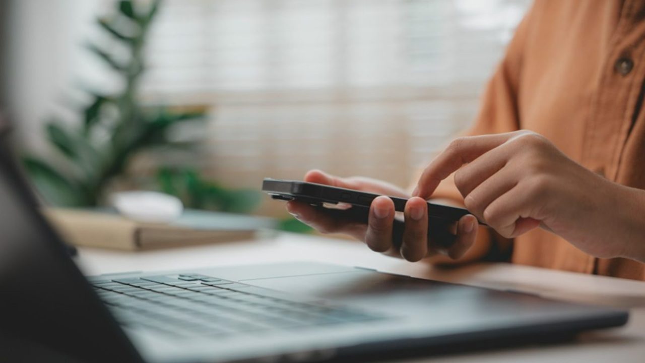 Foto de pessoa navegando na internet