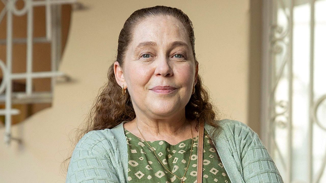 Isabela Garcia sorri em retrato da personagem em cena de novela