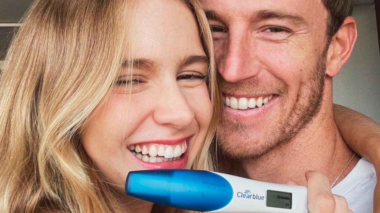 Isabella Scherer e Rodrigo Calazans mostram o teste de gravidez