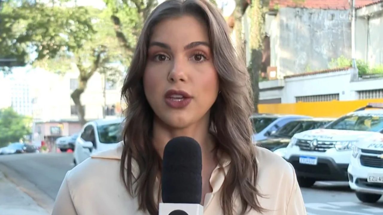 Foto da repórter Isadora Markus com microfone da Globo