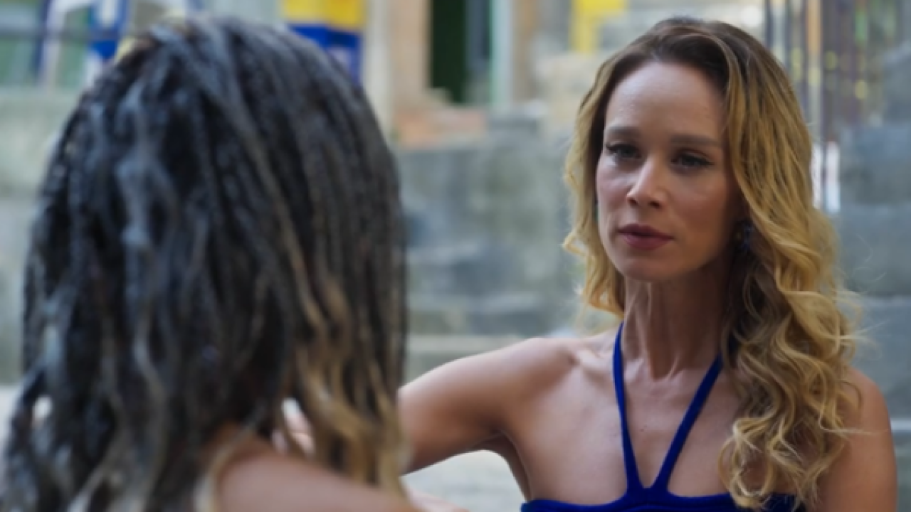 Cena de Ísis em Mania de Você, interpretada por Mariana Ximenes, em conversa tensa com outra personagem em escadaria externa
