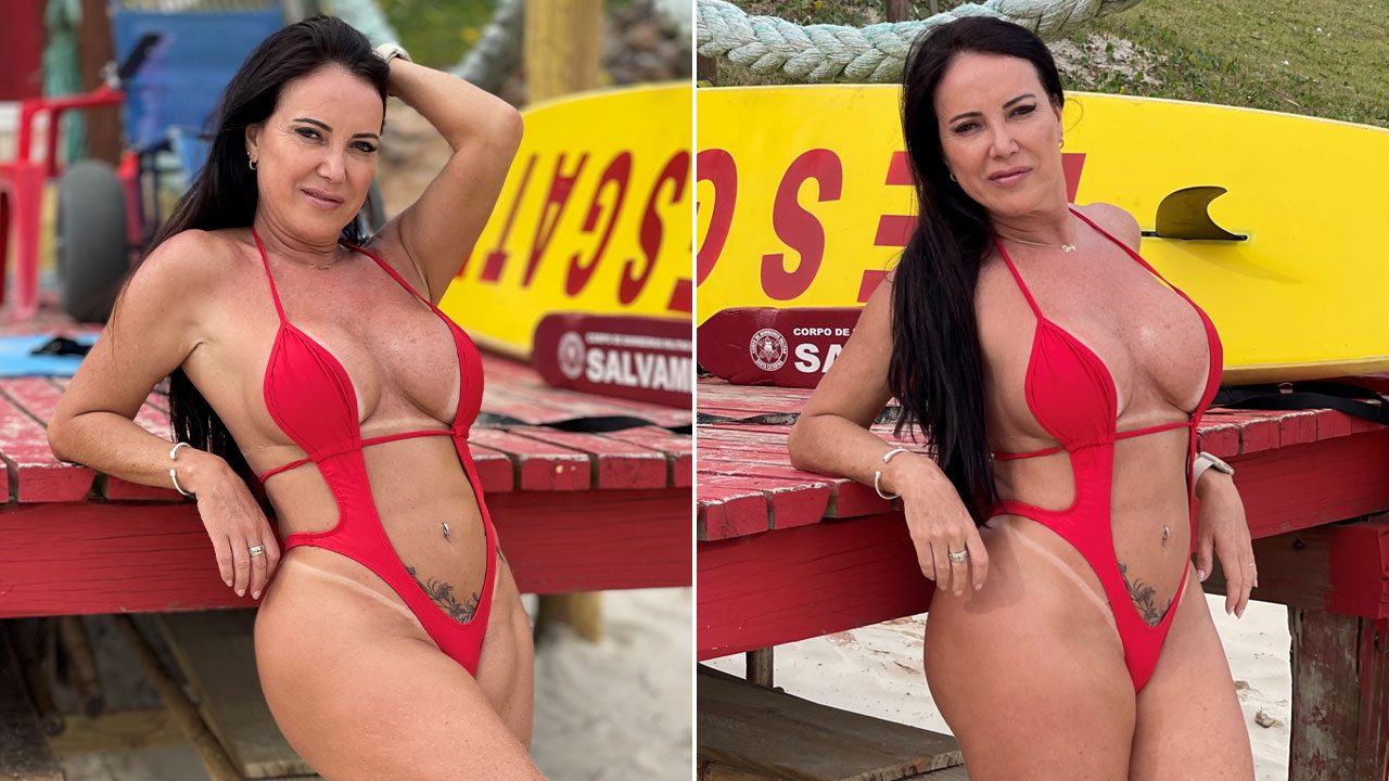 Montagem de fotos da influenciadora Ivy Mena com maiô vermelho cavado em um posto de salva-vidas durante ensaio na praia
