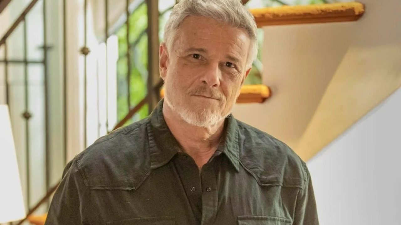 Marcello Novaes com expressão séria caracterizado como Jacques na novela Dona de Mim