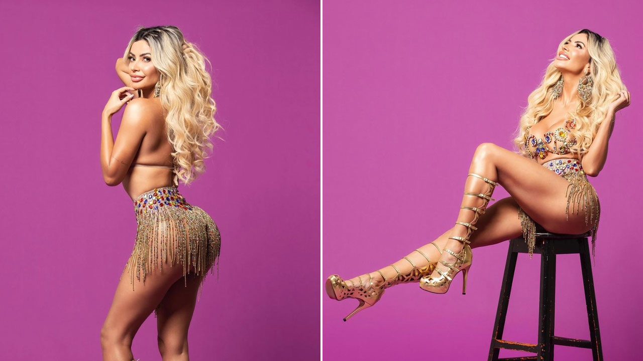 Montagem de fotos de Janaína Prazeres com biquíni bordado e saia de franjas douradas. Ela posa em estúdio com fundo roxo, em pé e sentada em um banco