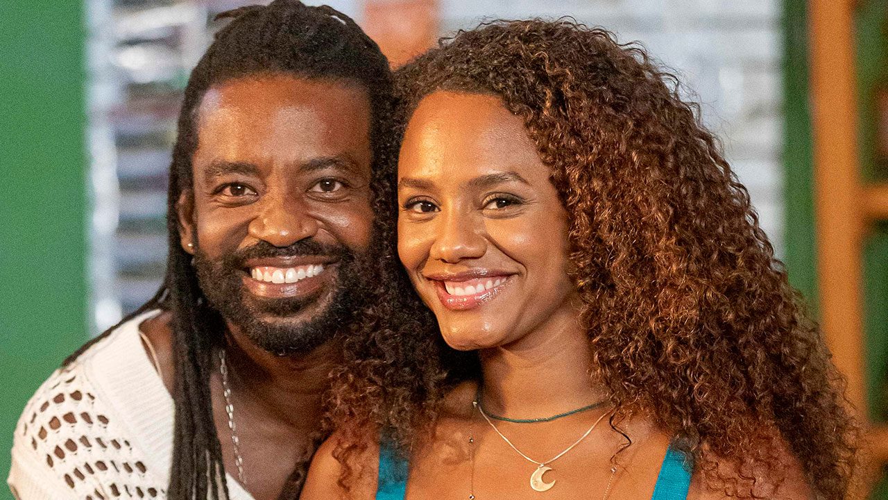 Jão (Fabricio Boliveira) e Madalena (Jéssica Ellen) sorrindo juntos em cena da novela Volta por Cima