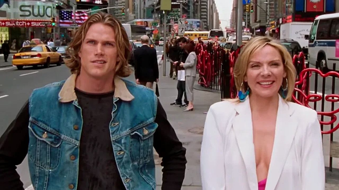 Jason Lewis e Samantha Jones caminham por rua de Nova York em cena da série Sex and the City