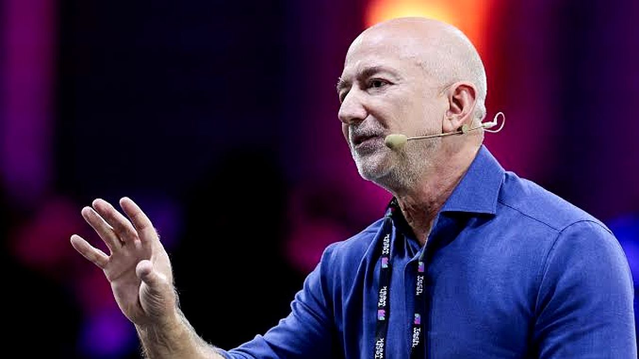 Jeff Bezos discursa com microfone de headset durante conferência de tecnologia em evento público