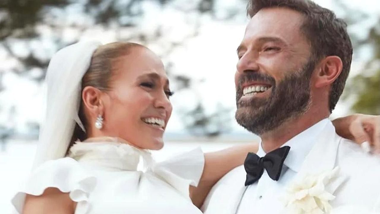 Jennifer Lopez e Ben Affleck sorrindo durante cerimônia de casamento em imagem divulgada pela cantora nas redes sociais