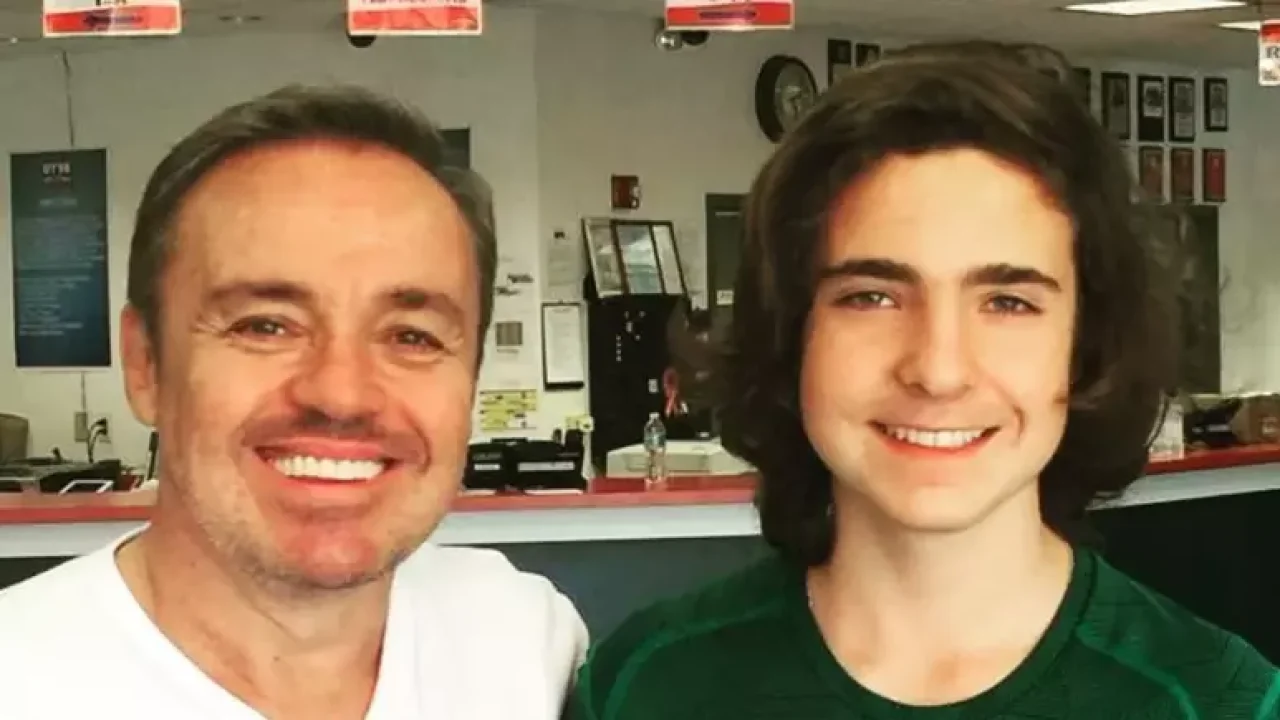 João Augusto Liberato de blusa verde ao lado de Gugu Liberato com uma blusa branca