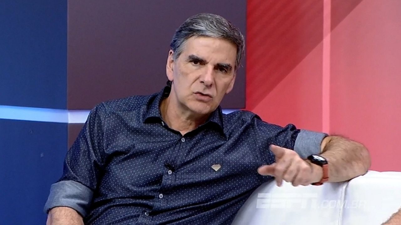 João Carlos Albuquerque comenta tema esportivo durante participação em programa de debate na televisão brasileira