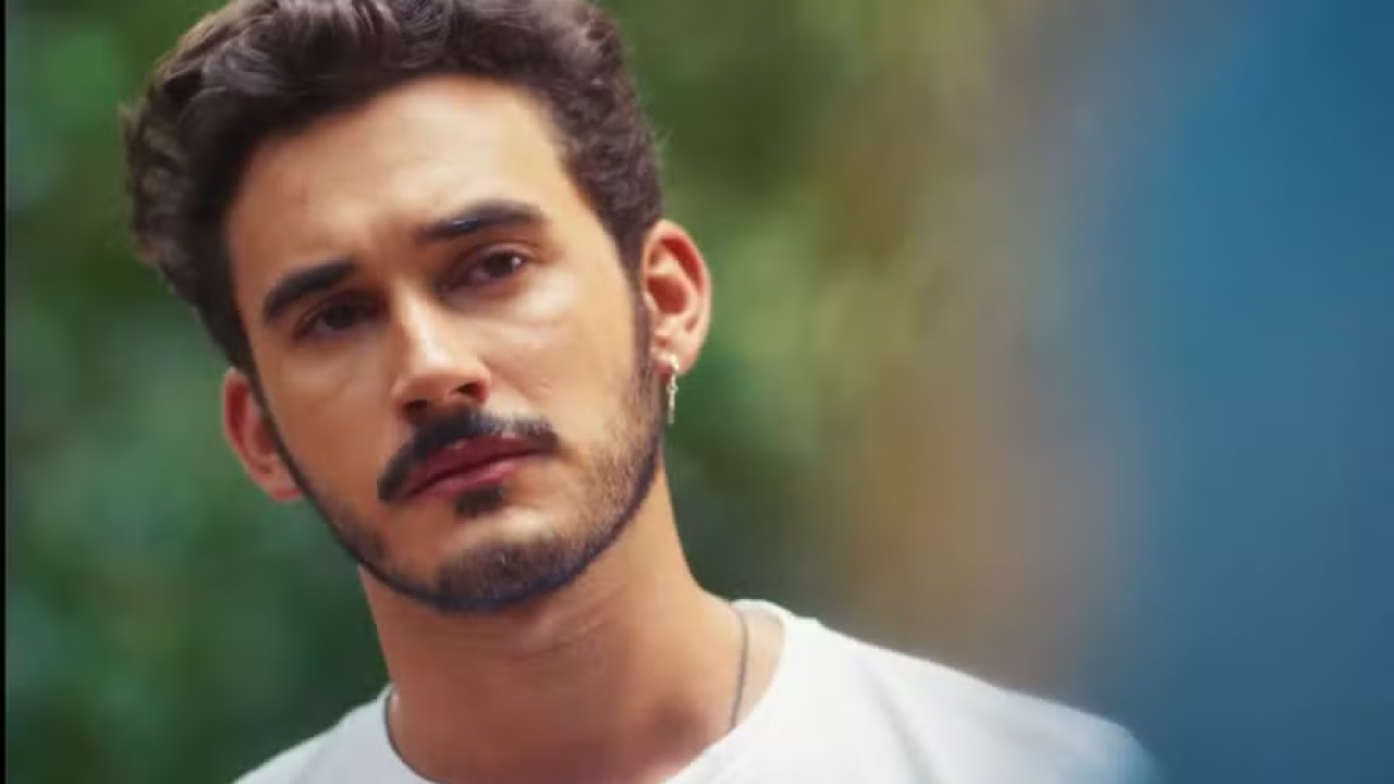 João Raul fica encantado ao ver Agrado vestida de noiva em Coração Acelerado