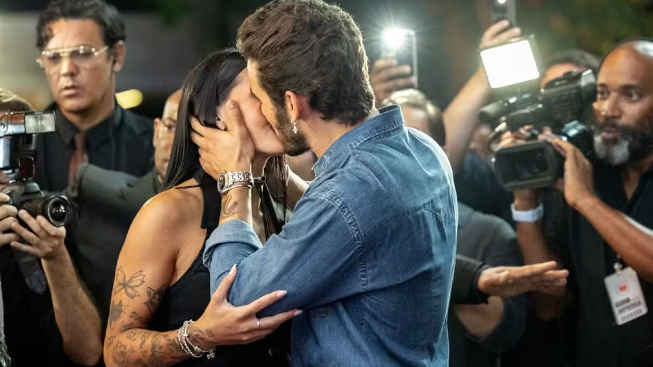 João Raul pega Ana Castela de surpresa e lhe dá um selinho em Coração Acelerado