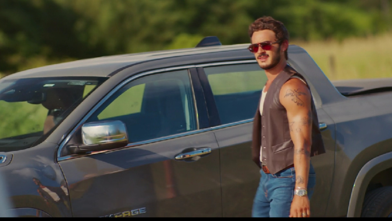 João Raul salva Agrado de um acidente em Coração Acelerado