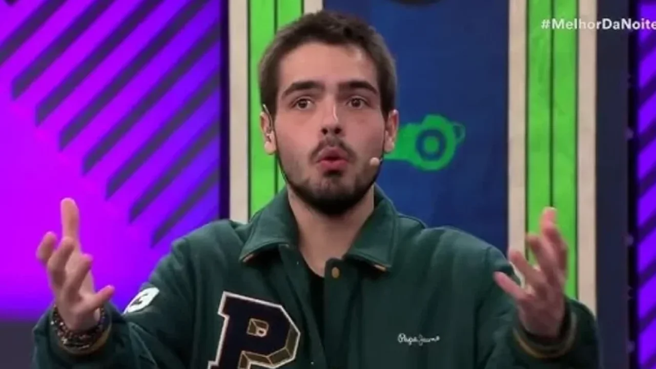 João Silva com um fundo colorido e uma jaqueta verde
