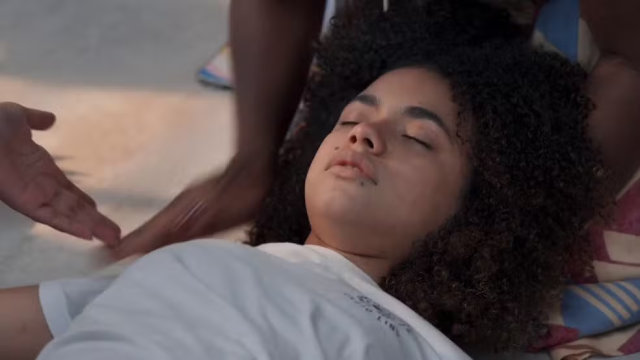 Joélly passa mal e é levada ao hospital por Raul em Três Graças