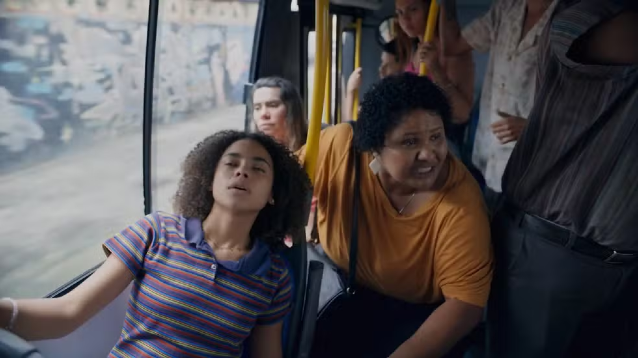 Joélly vai atrás da mãe para saber sobre seu pai, mas desmaia no ônibus em Três Graças