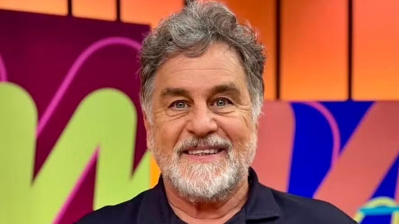 Marcos Frota sorri em close no estúdio durante gravação do programa Jogada de Risco