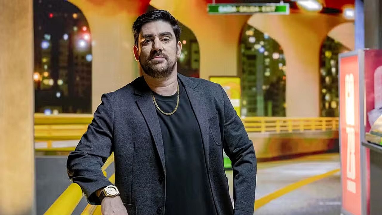 Marcelo Adnet posa em viaduto urbano à noite em cena da série Jogada de Risco
