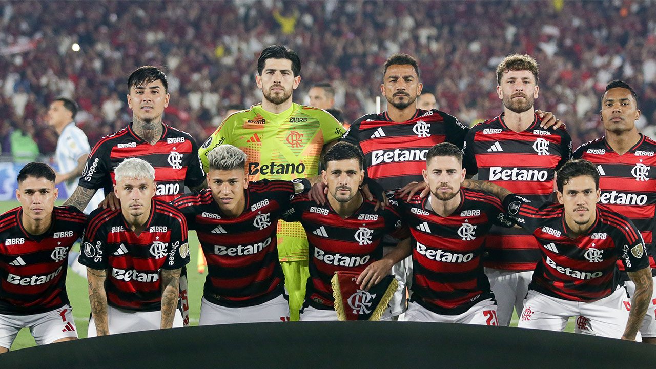 Elenco do Flamengo posado para foto antes de partida com jogadores usando uniforme rubro-negro