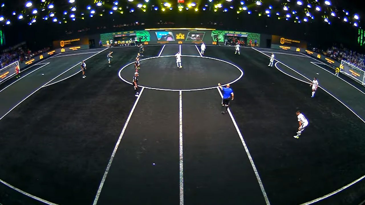 Visão geral da partida entre G3X FC e Capim FC na Kings League Brazil 2025 com campo escuro e iluminação intensa