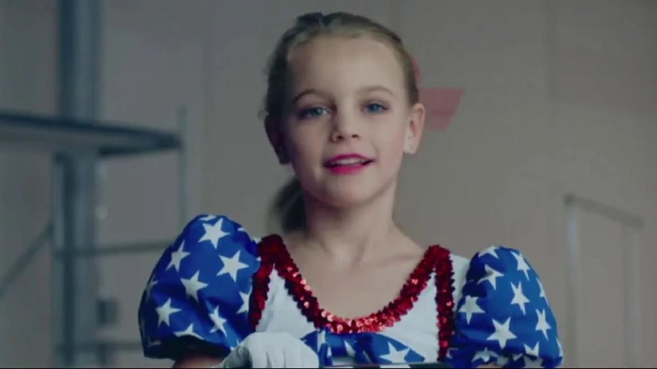 JonBenét Ramsey com fantasia patriótica durante apresentação em concurso infantil retratada na série documental