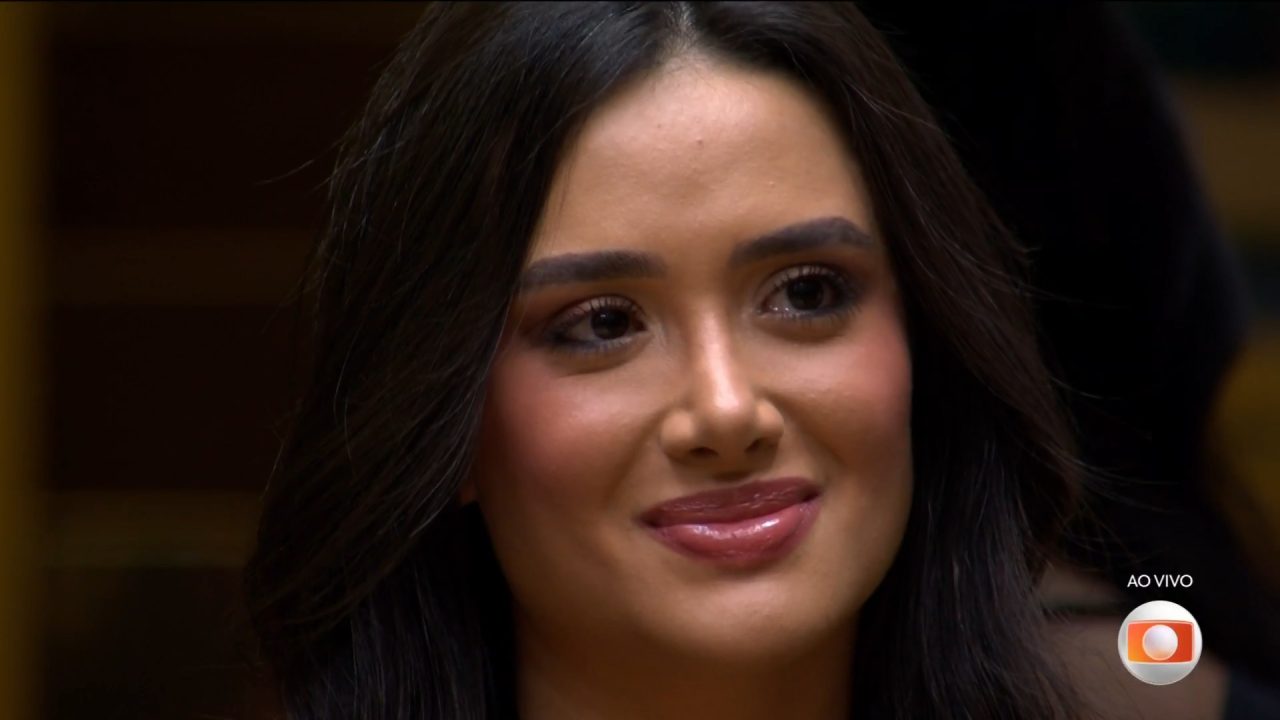 Jordana Morais sorri durante participação ao vivo no BBB 26, programa da TV Globo exibido em horário nobre.