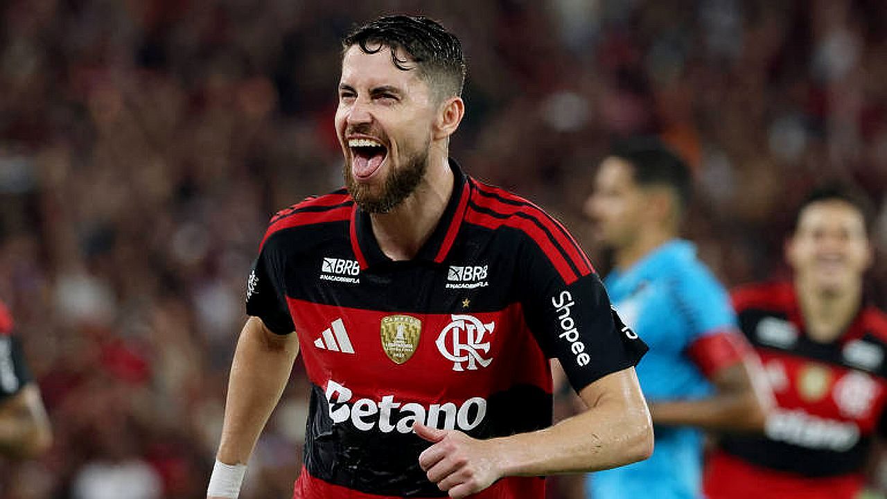 Jorginho comemora gol pelo Flamengo com grito de celebração durante partida no Maracanã