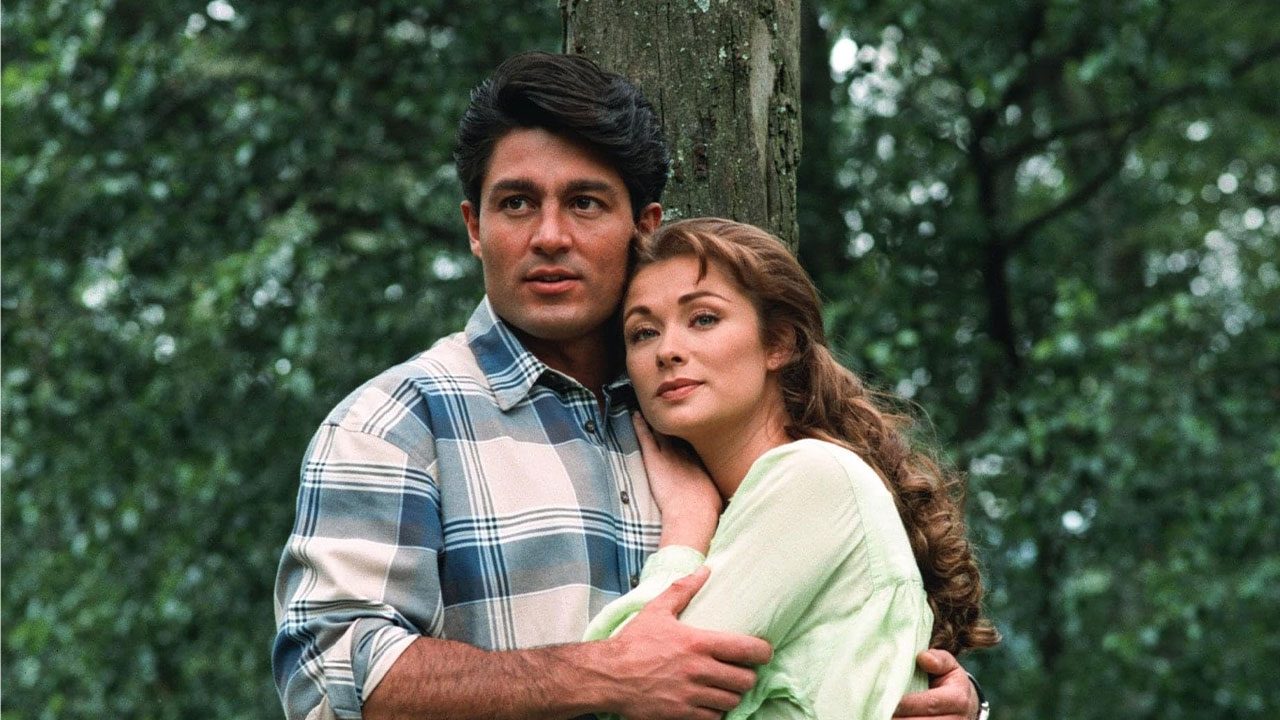 José Armando e Esmeralda abraçados em área verde em cena da novela mexicana Esmeralda